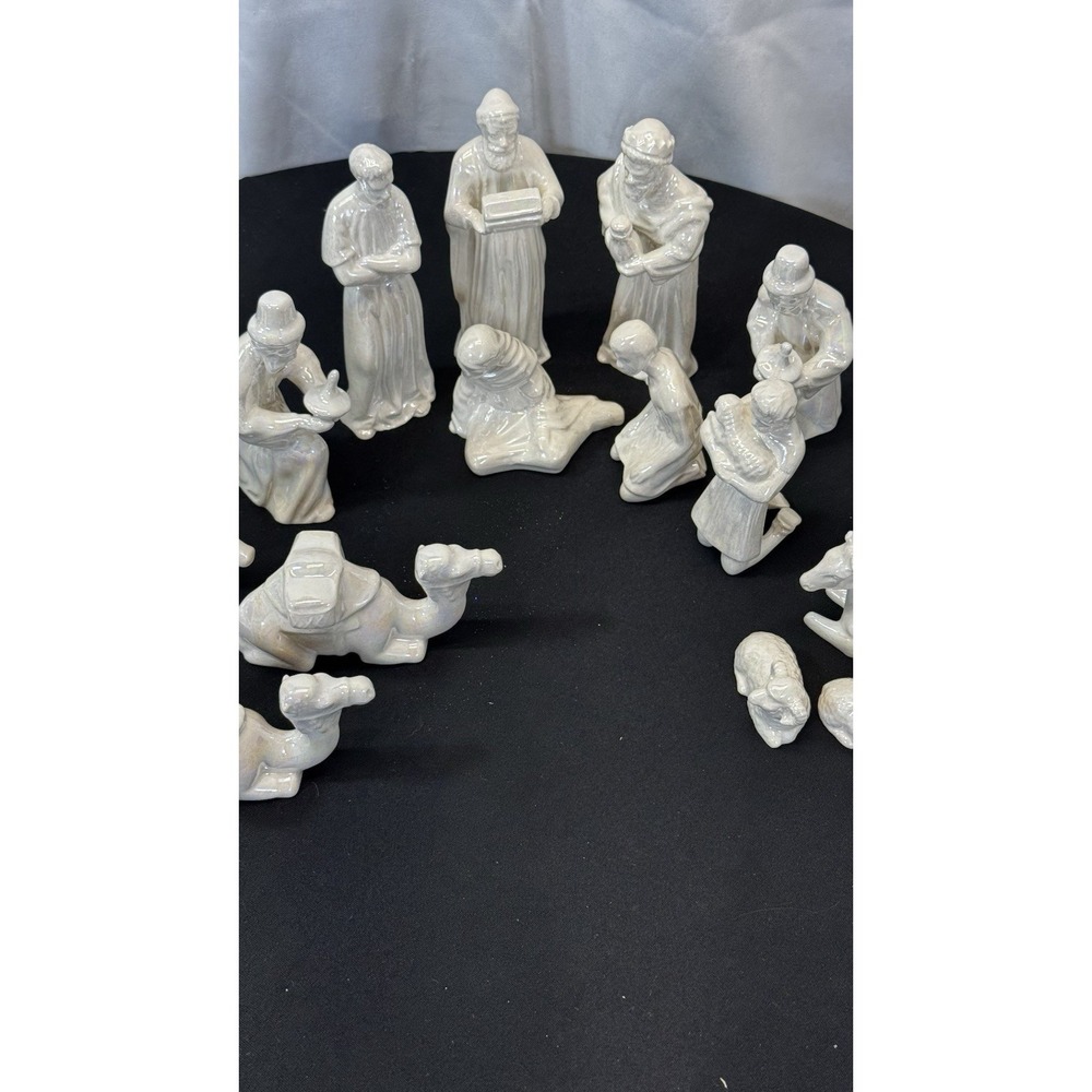 Vintage 16‎ PC Ceramic Nativity Pieces In A Pearl Finish